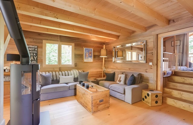 Chalet 'Standing Jacuzzi' with Mountain View, Shared Terrace and Wi-Fi