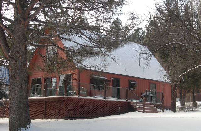 CHALET STYLE CABIN, FAMILY AND PET FRIENDLY.