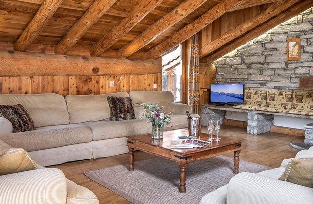 Chalet, wifi, view open, balcony, fireplace or stove, parking, tv, ski locker, 170m², Val d'Isère