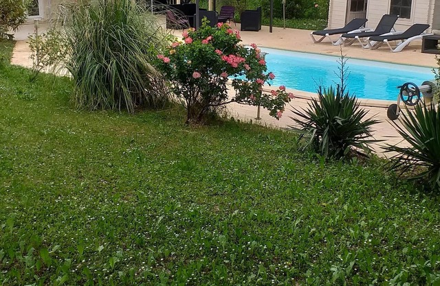 CHALET WITH POOL IN THE LUBERON. NEAR AIX EN PROVENCE. 4-6 PEOPLE