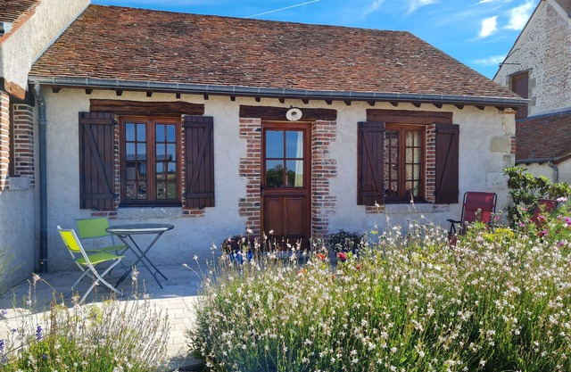 "Chambre Confortable avec Terrasse Près de Sites Touristiques et Forêt d'Orléans"