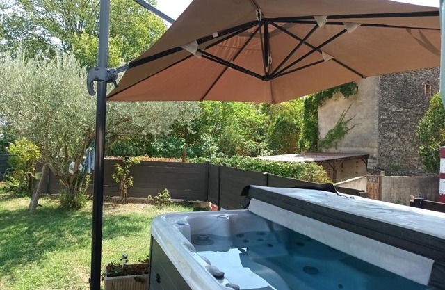 Chambres d'hôtes & jacuzzi - A l'ombre des amandiers