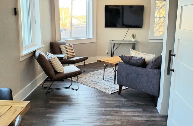 “Champagne Suite” Executive 1bed/1bath Loft Apt in downtown Florence
