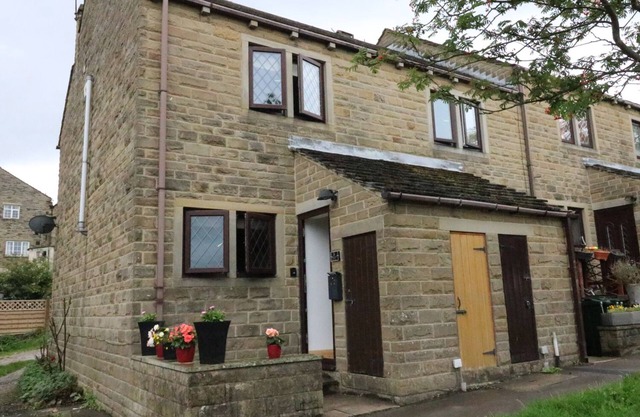 CHANGEGATE COTTAGE, pet friendly, with a garden in Haworth