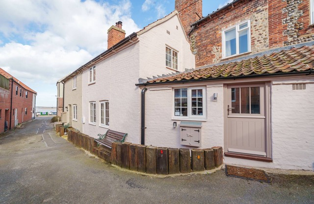Channel Cottage - sleeps 2 guests in 1 bedroom