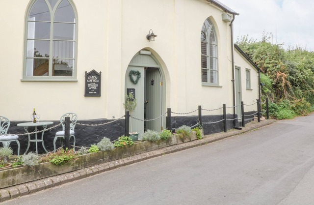 CHAPEL COTTAGE, pet friendly, character holiday cottage in Axminster