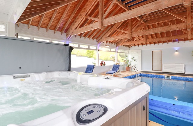 CHAPEL GREEN STUDIO, pet friendly, with pool in Polgooth