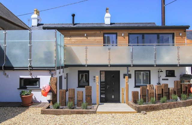 CHAPEL HOUSE, pet friendly, luxury holiday cottage in Rhosneigr
