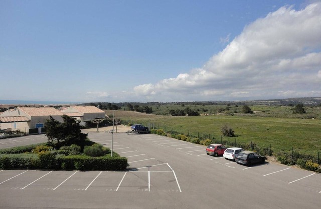 Charming 2-Room Mezzanine Apt with Sea View, Pool & Tennis - Sleeps 6, 800m from Beach