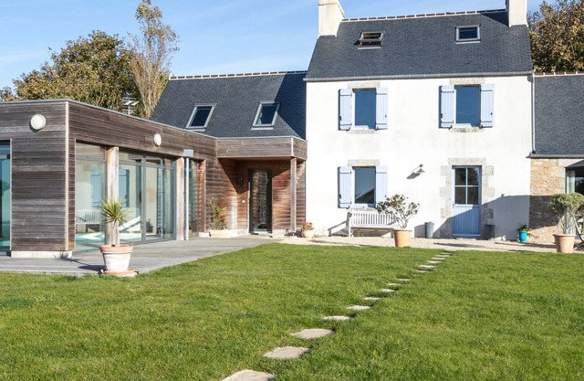 Character house with heated indoor pool 800 m from the sea