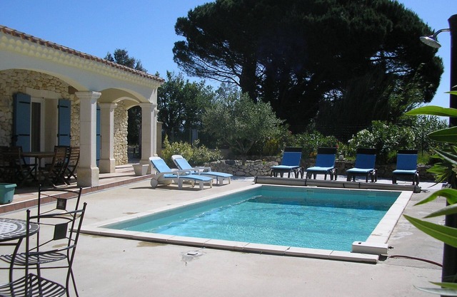 Character house with swimming pool in the Drôme with two bathrooms.