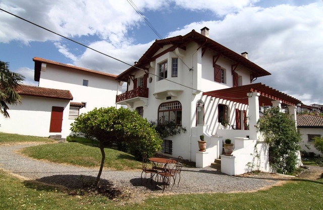 character villa in exclusive area of ​St. Jean de Luz 300 m from the beach