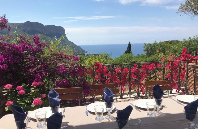 Character villa with sea view and swimming pool