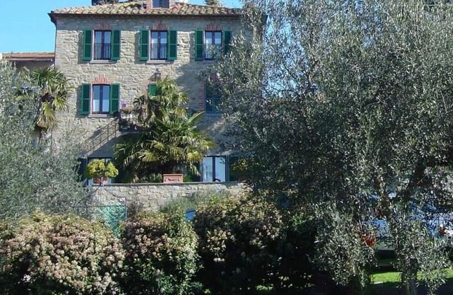 Characteristic rustic-style cottage near the town center and the lake.