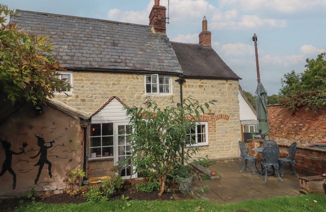 CHARITY SCHOOL HOUSE, pet friendly, with hot tub in Shipston-On-Stour