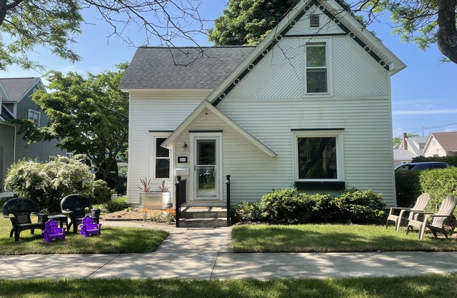 Charlevoix Harbor & Shopping 1 Block Away/4BR/Private Driveway/Boat Rental