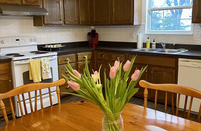 Charlie West House — Cozy, spacious, FREE WIFI & laundry, walk to CAMC & UC
