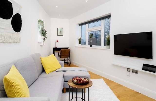 Charlotte - Cosy & Centrally Located 2BR