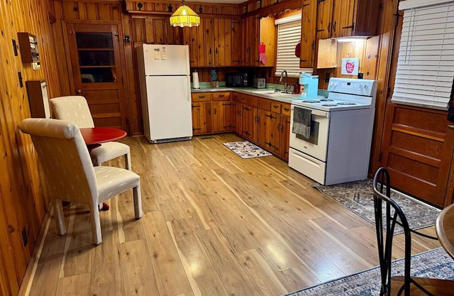 Charlotte's Cottage - Charming 3-bedroom in Clarksville