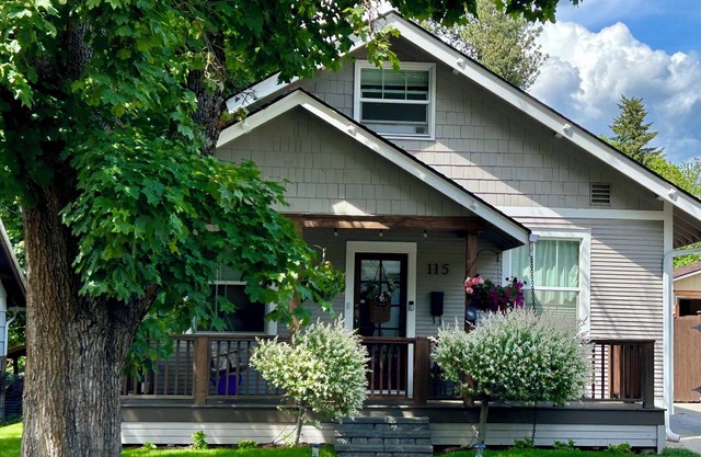 Charm! 9m walk to Sherman Av, Beach & 6m to Midtown. Backyard, game room and AC!