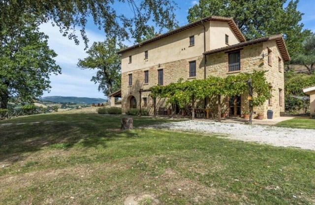 Charming 7-bedroom farmhouse with WiFi, AC in peaceful Camporotondo di Fiastrone