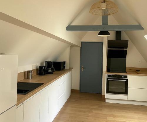 Charmant appartement 2 chambres entièrement rénové avec parking au calme tout en étant à deux pas des commerces et restaurants