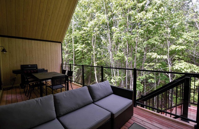 Charmant Boisé | Peaceful Getaway | Spa with Forest View