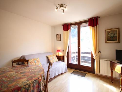 Charmant F2 avec balcon ouest, parking et ascenseur, à 650m des thermes et commerces, classé 2 étoiles* - FR-1-415-7