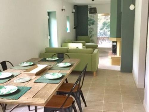 Charmant Gîte Familial Rénové avec 3 Chambres, Cheminée et Jardin, Proche Le Mans - FR-1-410-332