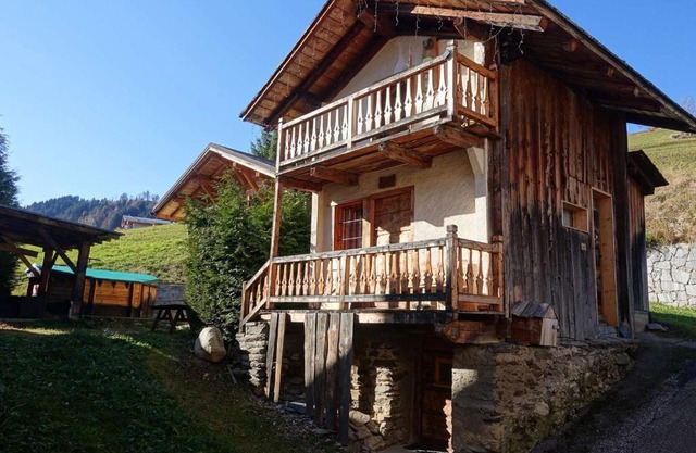 Charmant Mazot Savoyard à Hauteluce: Idéal pour Couple, Proche Commerces et Ski, Bien Équipé - FR-1-342-263