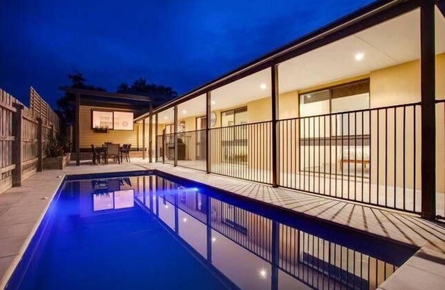 Charmes paradise by the shore, Tootgarook - 1 NIGHT FREE!* - Luxury 4 bedroom zoned house with heated pool