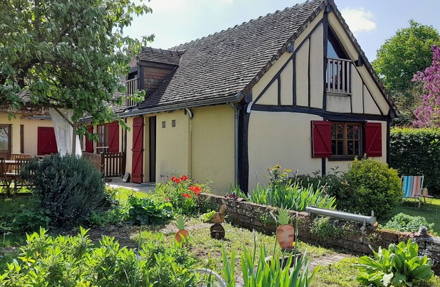 Charming Family-Friendly Getaway with Garden, Mezzanine & Games Room in Arrou