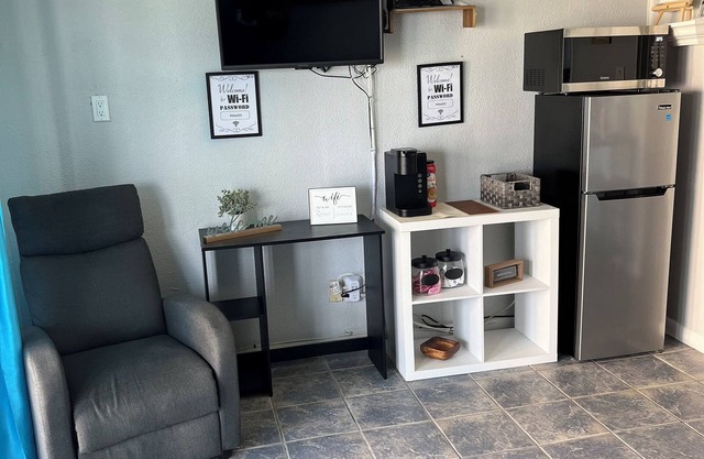 Charming 1-bedroom condo in delightful Corpus Christi with AC