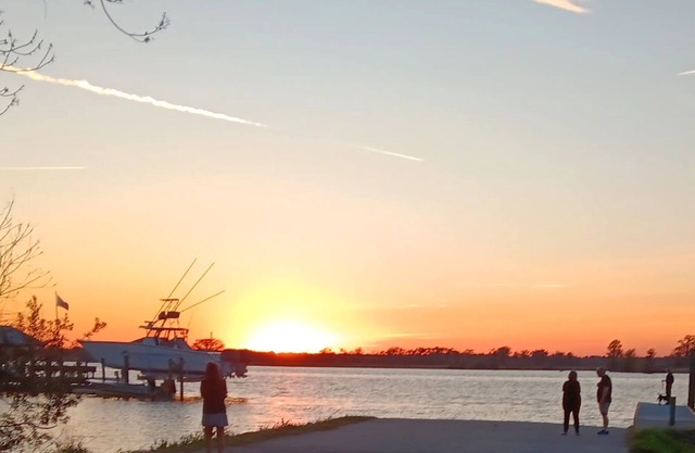 Charming 1-bedroom cottage in lovely Pawleys Island Walk to Boat ramp Dogs ok