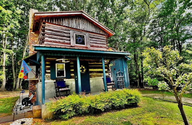 Charming 1-bedroom cabin in amazing Pilot Mountain with Lake access