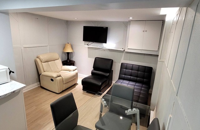 Charming 1-bedroom, 1 bathroom, basement house in Brampton with WiFi