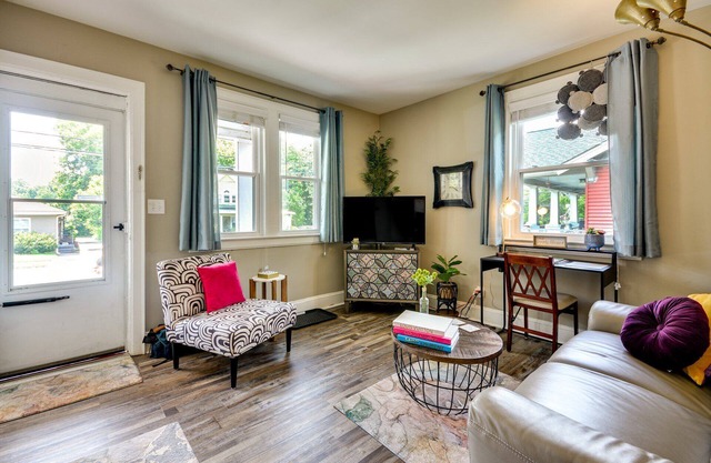 Charming 1-bedroom apartment in delightful Greensboro with central AC & parking