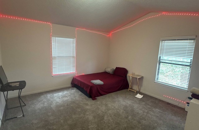 Charming 1-bedroom apartment in terrific Huntsville with fitness room, AC, pool