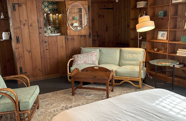 Charming 1-bedroom apartment in the historic Mitchell House built in 1969.