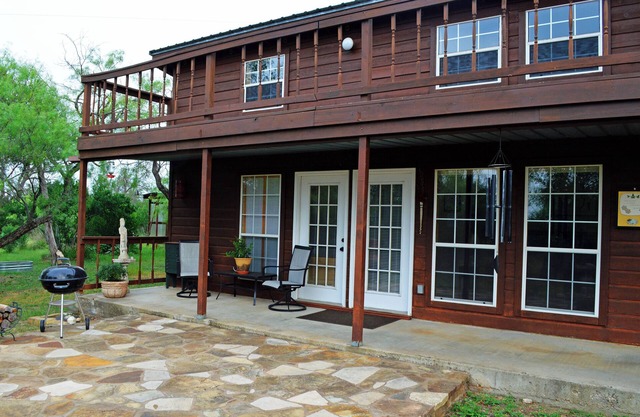 Charming 1-bedroom gallery bungalow on 9 acres in Spicewood, new central air/ht.