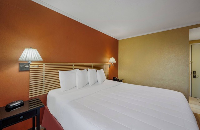 Charming 1 bedroom hotel with AC and WiFi in pleasant Jamaica