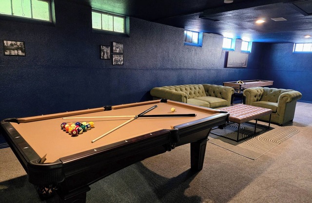 Charming 1 Bedroom Speakeasy Suite w/Pool Table & Games