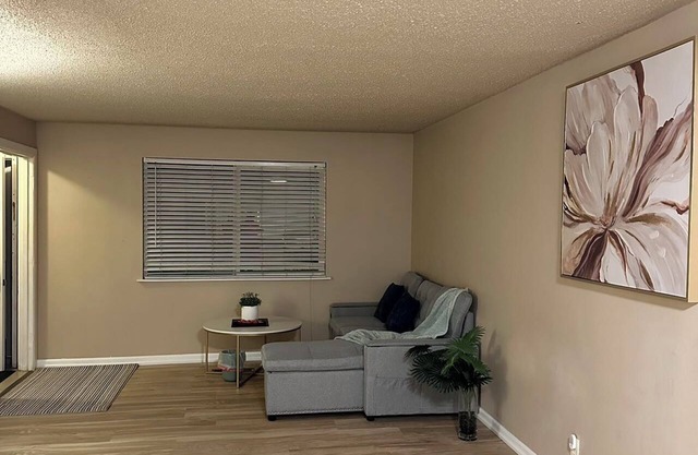 Charming 1-bedroom townhome in serene Fairbanks with WiFi