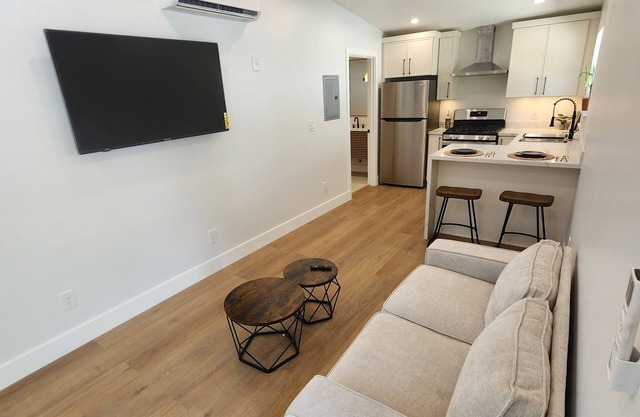 Charming 1-bedroom adu with AC, WiFi in pleasant woodland hills on a cul de sac