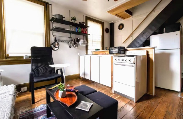 Charming 1-bedroom apartment with AC, WiFi in phenomenal Fish town Philadelphia