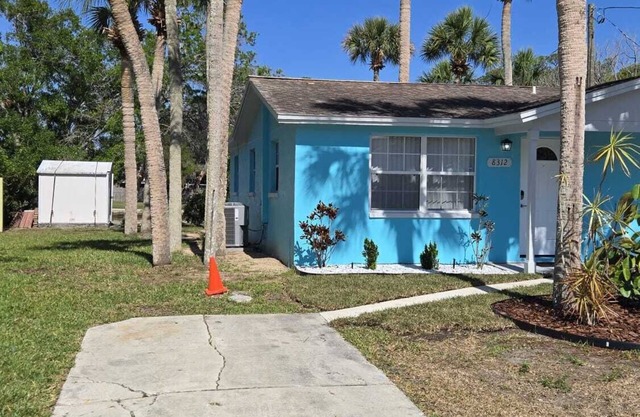 Charming 1-bedroom house, full kitchen, and washer-dryer machine in Port Richey.