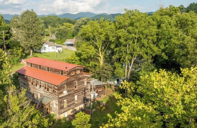 Charming 1-bedroom Cottage in lovely Weaverville