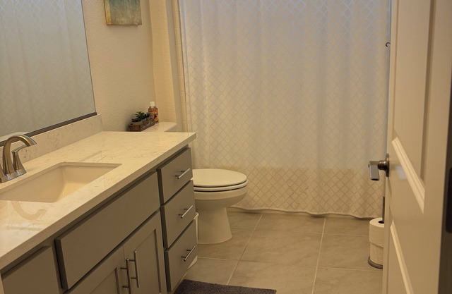 Charming 1-bedroom with private bathroom in delightful Turlock Ca.