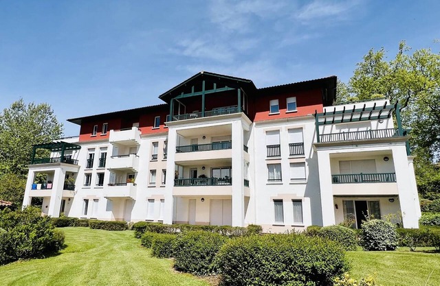 Charming 1-BR Apt in Cambo-les-Bains with Pool, Park, Parking & Modern Amenities