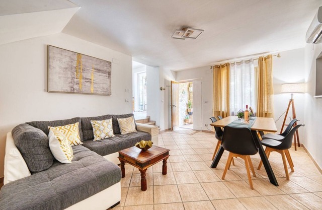Charming 100 sqm apartment, perfect for 6 people and ideal for families, spread over two levels and located on the mezzanine floor of a building without an elevator.The property is located in Castelnuovo, a town immersed in the green Umbrian countryside,